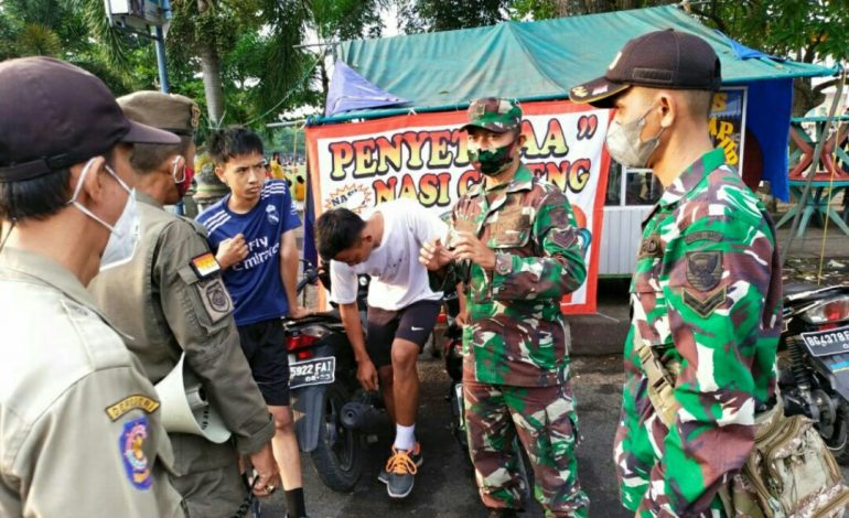 Lindungi Warga Dari Penularan Covid-19 Babinsa Koramil 403-13/Lubuk Batang Bersama Empat Pilar Bagikan Masker Gratis