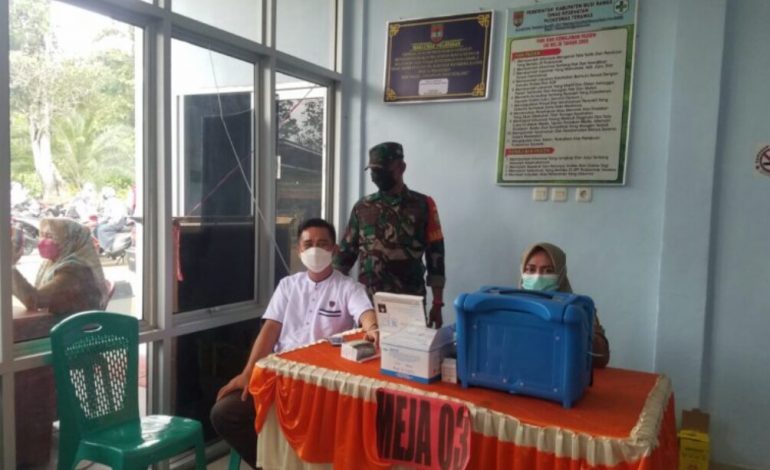 Babinsa Terawas Tetap Setia Dampingi Warganya untuk di Vaksin