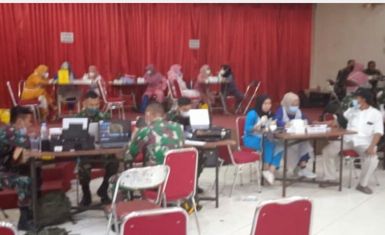 Kodim Palembang Laksanakan Penyaluran BTPKLW Sekaligus Vaksinasi
