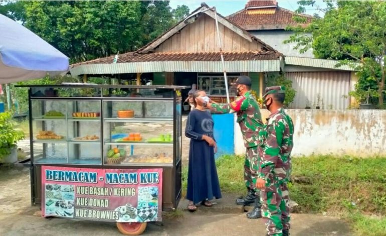 Peduli Kesehatan, Babinsa Koramil 04 Belitang Bagikan Masker Gratis