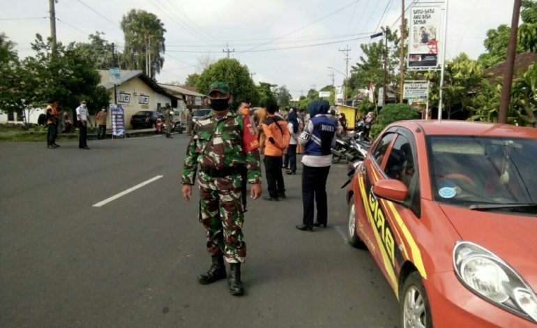 Kendalikan Kasus Penularan Covid-19, Babinsa 13/Lubuk Batang, Gencar Bagikan Masker dan Sosialisasikan Prokes