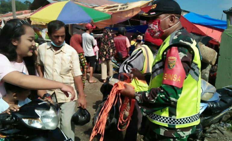 Babinsa Koramil 07/Simpang Terus Melaksanakan Disiplin Prokes Dan Bagikan Masker Kepada Masyarakat