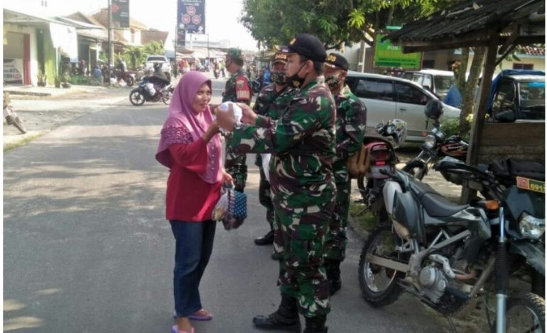 Optimalkan Bermasker, Babinsa Koramil 14/SS III Bagikan Masker