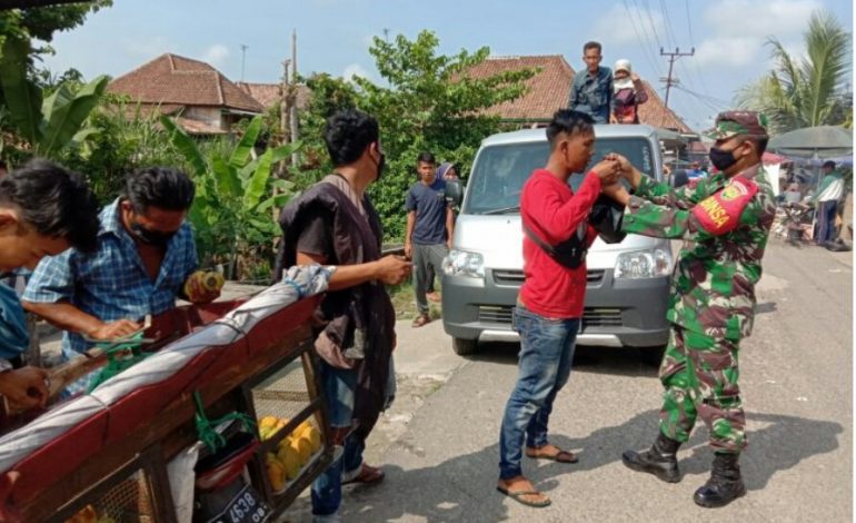 Hadir Ditengah Masyarakat, Babinsa Koramil 06 Cempaka, Bagikan Masker Gratis dan Berikan Himbauan Prokes