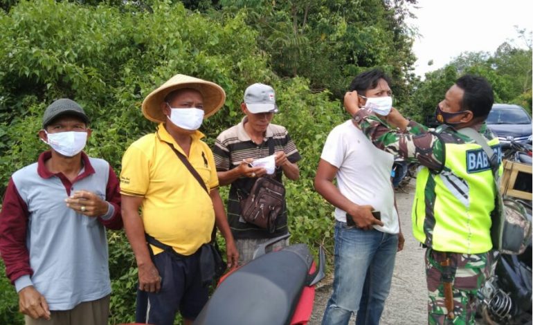 Aksi Babinsa Koramil 01/Pengandonan Bagikan Masker Dengan Gratis