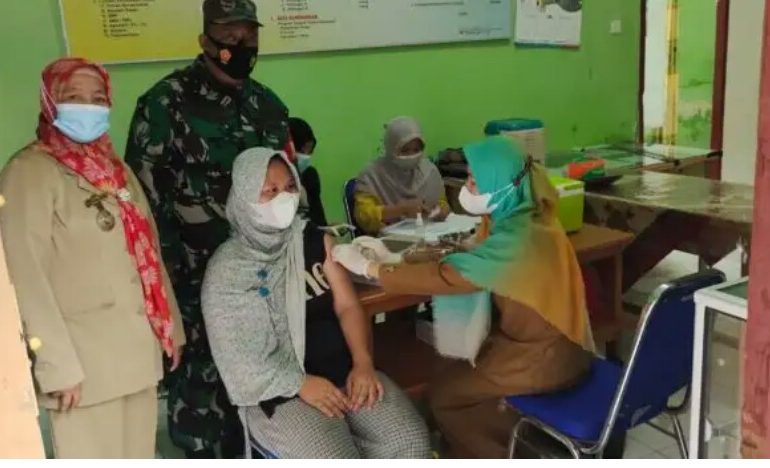 BABINSA KORAMIL 406-08/KOTA LUBUKLINGGAU MELAKSANAKAN PENGAMANAN DAN PENDAMPINGAN VAKSINASI TAHAP 1 DAN 2