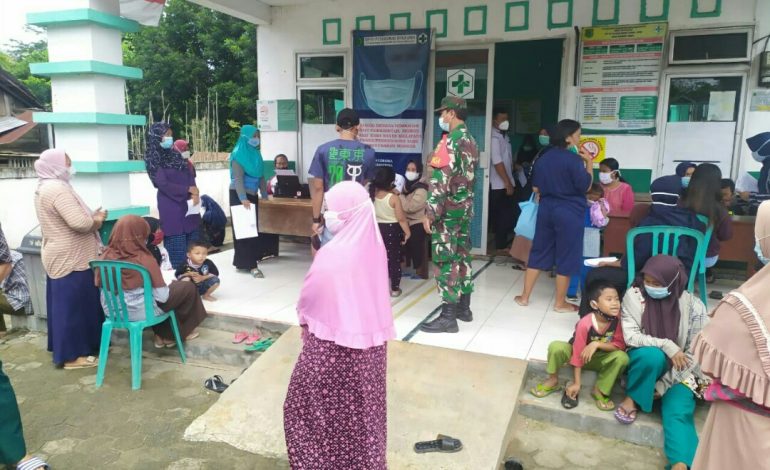 Babinsa Koramil 401-04/Bayung Lencir Monitoring Vaksinasi COVID-19 di UPTD Puskesmas Sukajaya