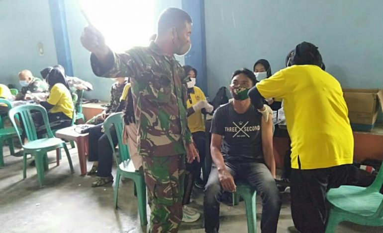 Kodim 0403/OKU Gelar Serbuan Vaksinasi Tahap Pertama Di Desa Lubuk Banjar Batumarta IV