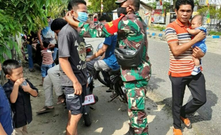 Babinsa Koramil 07/Simpang Bersama Aparat Gabungan Gelar Operasi Prokes Masa PPKM