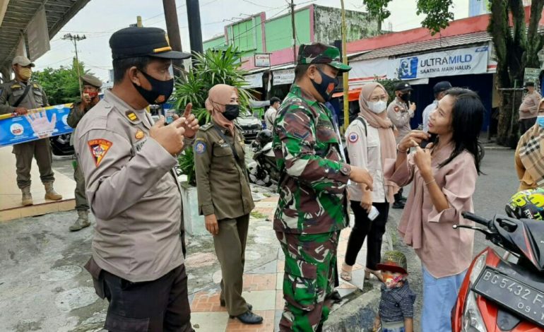 Pendisiplinan Prokes Oleh Babinsa Koramil 02 Peninjauan Bersama tiga pilar
