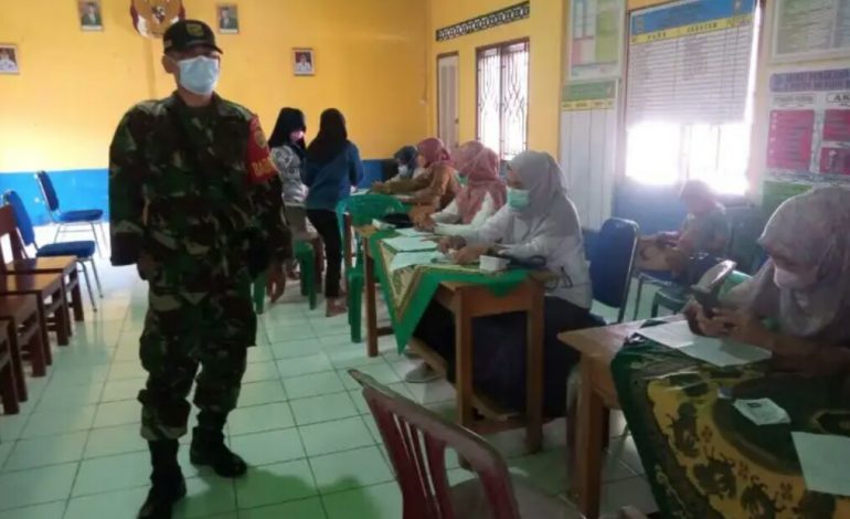 Babinsa Koramil 406-07/Jaya Loka Melaksanakan Pendampingan Vaksinasi Tahap 1