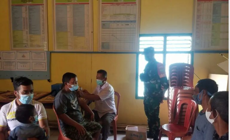 Babinsa Desa Paduraksa Dampingi Warga Ikuti Vaksinasi Covid-19