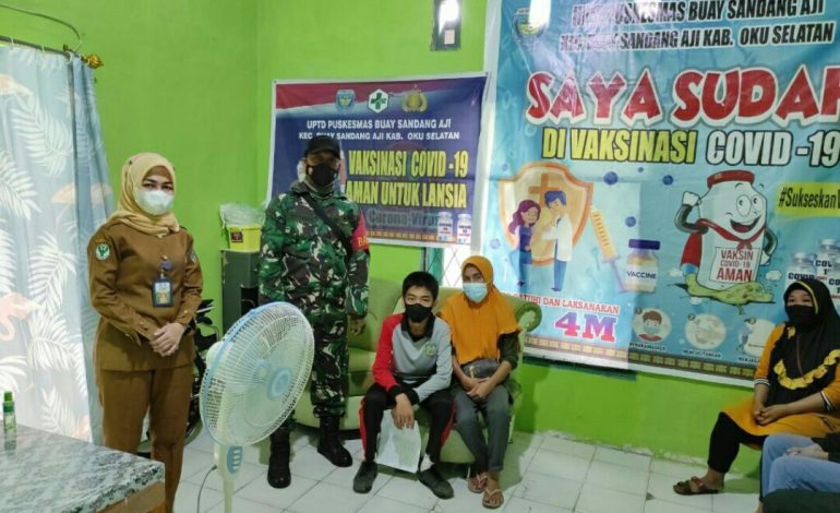 Babinsa Koramil 08 Muardua Pantau Dan Dampingi Keroyok Vaksinasi Covid-19