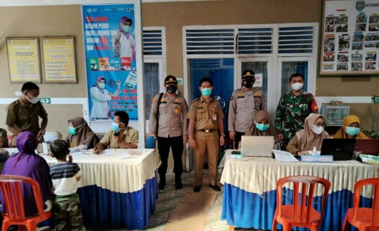 Babinsa Koramil 10 Banding Agung Monitoring Vaksinasi Massal