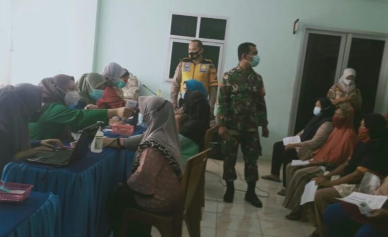 Babinsa bersama Bhabinkabtimas Monitoring Vaksinasi Covid 19 di Puskesmas Perumnas