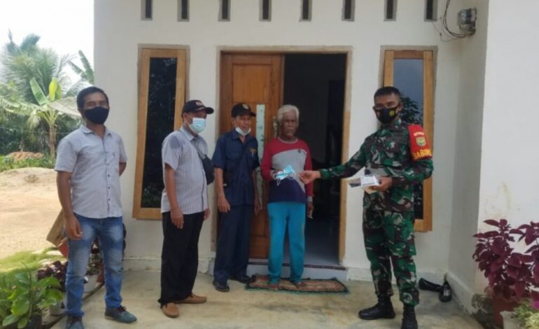 Babinsa Koramil 406-09/Terawas Bersama Perangkat Desa Bagikan Masker Gratis