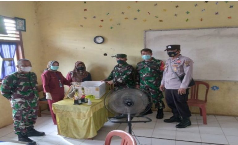 Danramil Bersama Babinsa 404-07 Muara Enim Monitoring Serbuan Vaksin TNI DI SMA Negeri 01 Ujan Mas