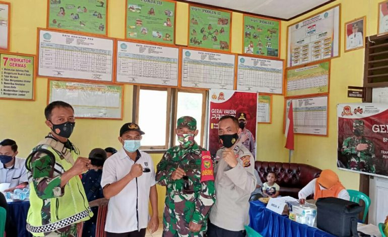 Babinsa Koramil 403-15/Belitang II Monitoring Vaksinasi Tahap Pertama