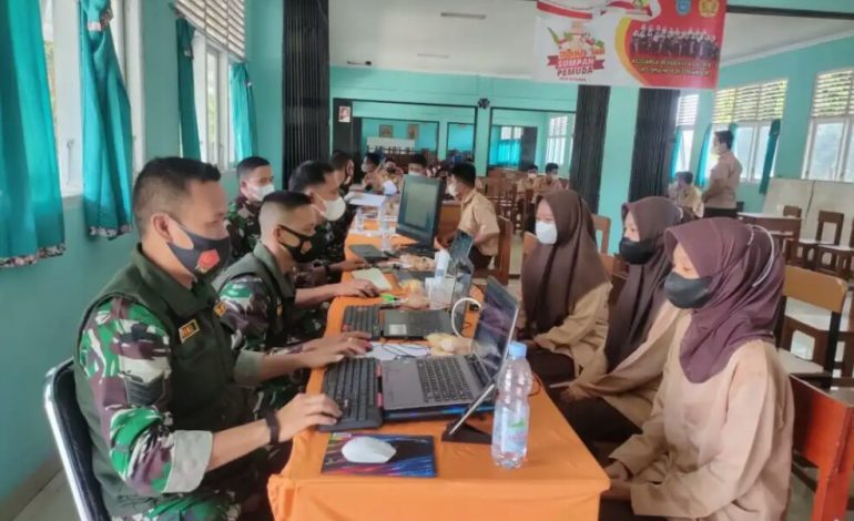 Prioritas Vaksinasi Pelajar, Kodim 0402/OKI Lanjutkan Serbuan Vaksin di SMA 1 Tanjung Raja
