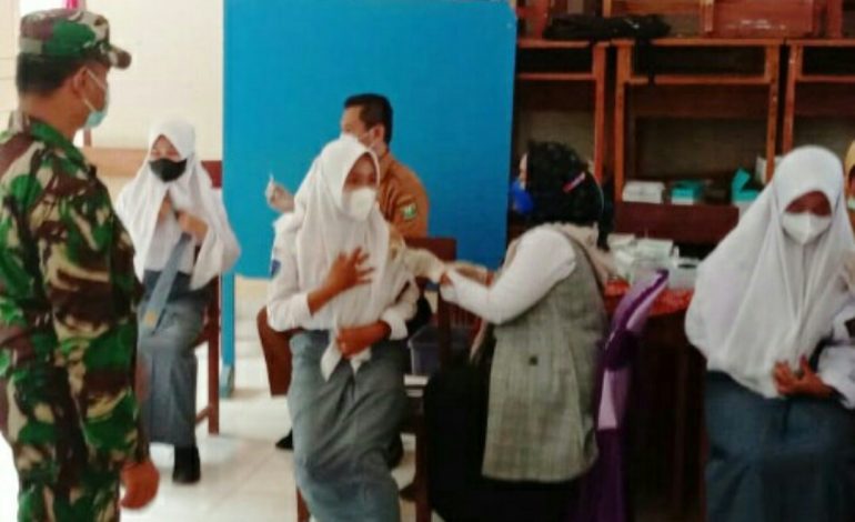Babinsa Koramil 08/Rambang Lubai Monitor Vaksinasi di SMKN 1 Lubai Ulu
