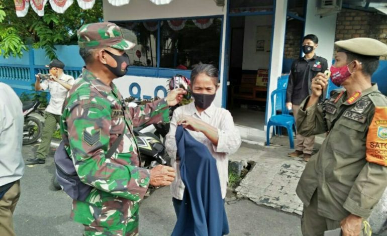Aksi Babinsa Koramil 403-13/LB Gencarkan Operasi Yustisi PPKM Berbasis Mikro