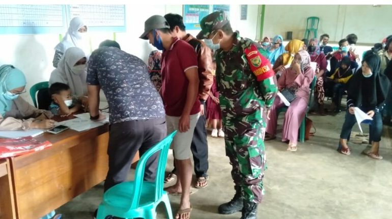 Babinsa Koramil 11/PB Awasi Prokes Pada Keroyok Vaksinasi di Desa Sadau