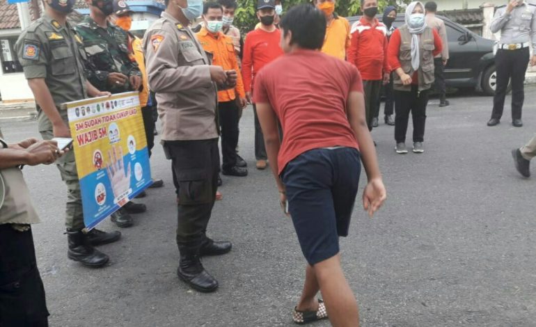 Usai Pelaksanaan Apel Gabungan, Babinsa Koramil 02 Peninjauan Bersama 3 Pilar lakukan Operasi Yustisi