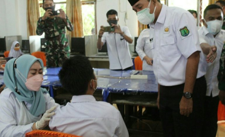 Plt Bupati Muba Tinjau Pelaksanaan Serbuan Vaksin Pelajar oleh Kodim 0401/Muba