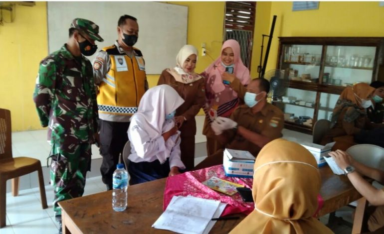 Dalam Rangka Peringati hari Pahlawan Koramil 406-09/Terawas Lakukan Serbuan Vaksinasi Pelajar
