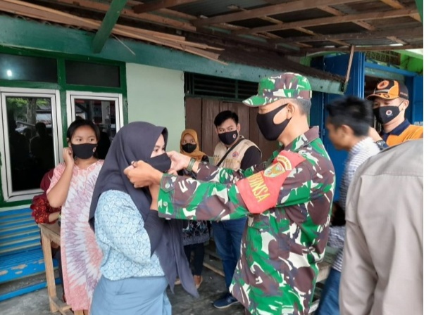Hindarkan Penyebaran Covid-19, Babinsa Koramil 13/LB Terus lakukan Himbauan Prokes Kepada Warga