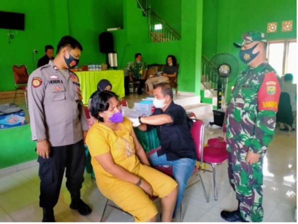 Babinsa Koramil 403-01/Pengandonan Melaksanakan Pengamanan Dan Monitoring Vaksinasi Covid-19 di UPTD Puskesmas Batang Hari