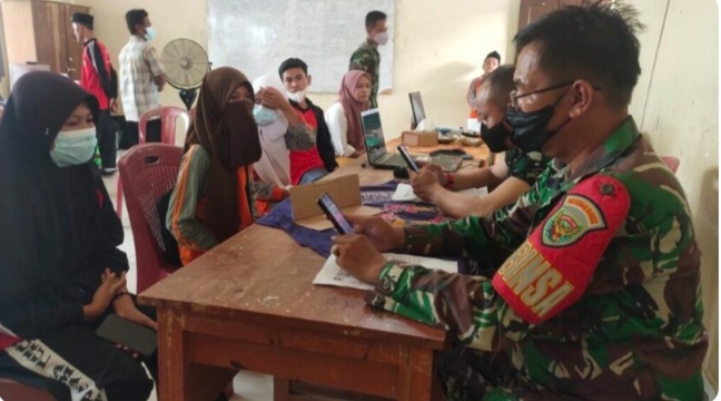 Babinsa Koramil 402-12/Pemulutan Dukung Vaksinasi Pelajar