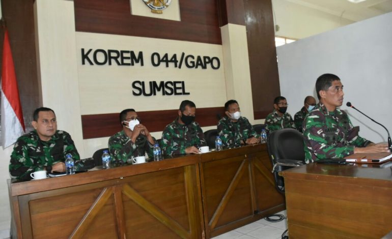 Danrem Pimpin Rapat Evaluasi Serbuan Vaksinasi TNI di Jajaran Korem 044/Gapo secara virtual
