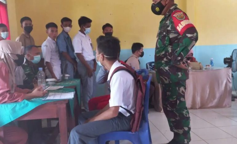 Babinsa Dampingi Vaksinasi Covid 19 Kepada Pelajar SMK N 4
