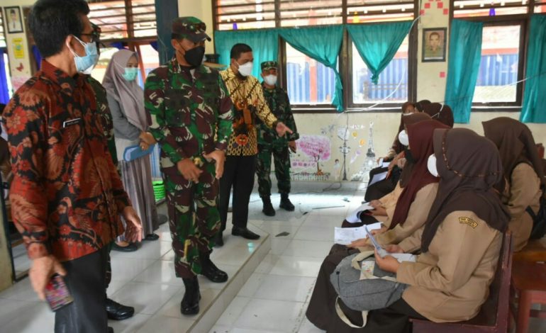 Danrem 044/Gapo Tinjau Serbuan Vaksin Pelajar di SMK 1 Kayu Agung