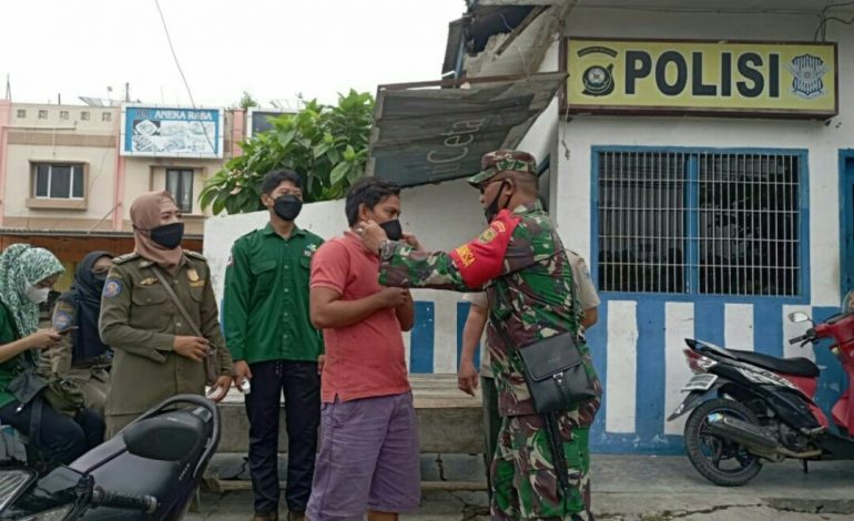 Babinsa Koramil 02/Peninjauan Gencarkan Himbauan Dan Sosialisasi Prokes Dalam Masa Pandemi Covid-19 Dan PPKM Bersekala Mikro