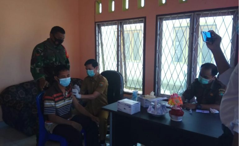 Berikan Rasa nyaman Bagi Warganya Babinsa selalu dampingi Vaksin