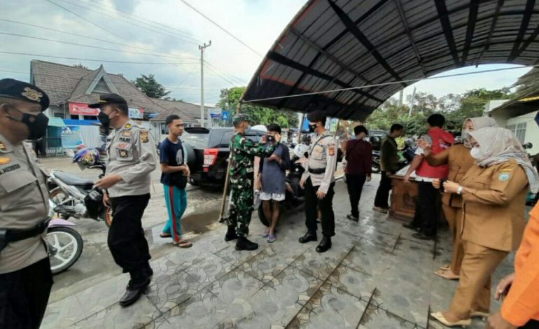 Level Dua PPKM, Babinsa Koramil 12/Baturaja Tetap Laksanakan Patroli Dan Bagikan Masker Kepada Masyarakat