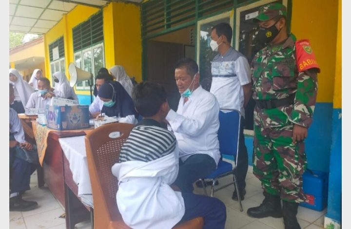 Babinsa Koramil 406-09/Terawas Pantau Vaksinasi Pelajar SMPN Suka Raya Kecamatan Terawas