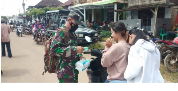 Babinsa Koramil 403-07/Simpang, Sosialisasikan Prokes dan Bagikan Masker