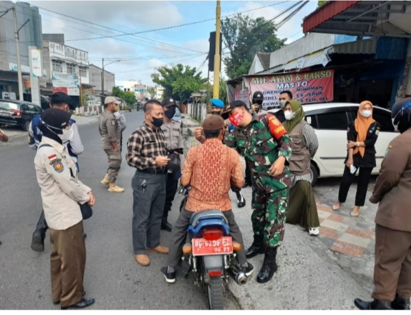 Babinsa Serda Fioner Bersama Bhabinkamtibmas Serta Tiga Pilar Lakukan Patroli PPKM Bersekala Mikro