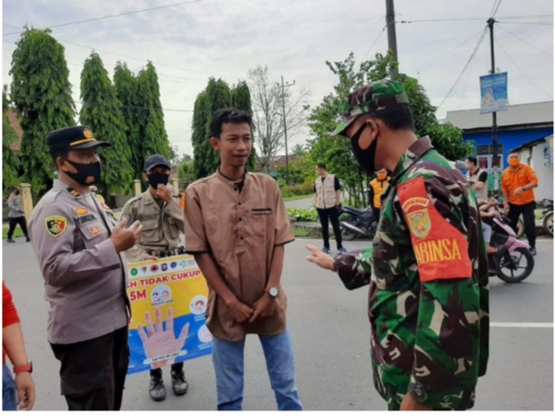 Babinsa Lubuk Batang Dalam Bersama 3 Pilar Patroli Himbauan Prokes, dan Bagikan Masker Ke Warga