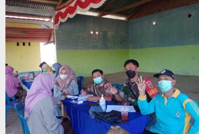Babinsa Koramil 406-07/Jaya Loka Melaksanakan Pendampingan Vaksinasi Tahap 1