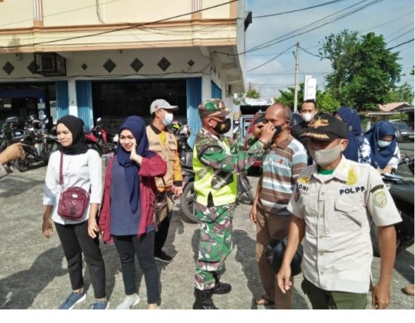 Babinsa Koramil 02/Peninjauan Bersama Tim Satgas Covid-19 Bagikan Masker di Simpang Empat Sentosa