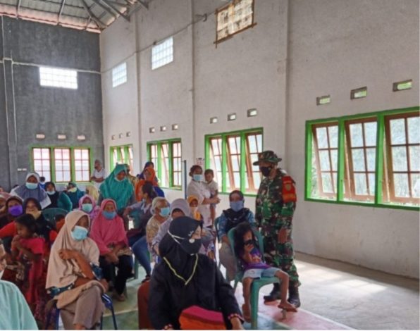 Babinsa Koramil 13/Lubuk Batang Serma Hariyanto monitoring vaksinasi di puskesmas Lubuk Batang