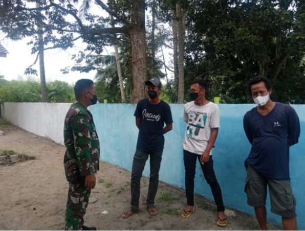 Ciptakan Kedekatan Dengan Warga, Babinsa Koramil 06/Cempaka Lakukan Komsos