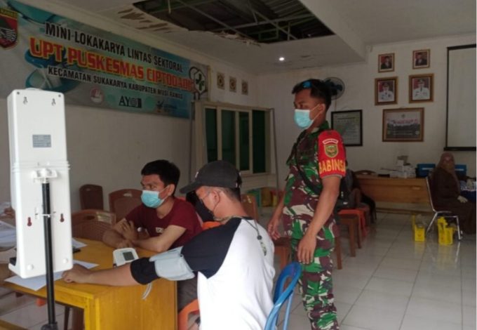 Babinsa Koramil 406-07/Jayaloka Monitoring Langsung Pemberian Vaksin Massal Tahap II