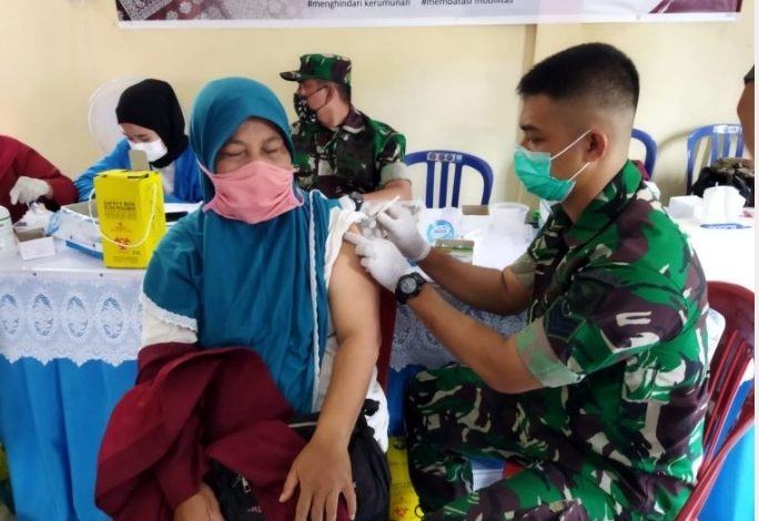 Koramil Plaju Kodim Palembang Laksanakan Keroyokan Vaksin di Kelurahan Talang Bubuk