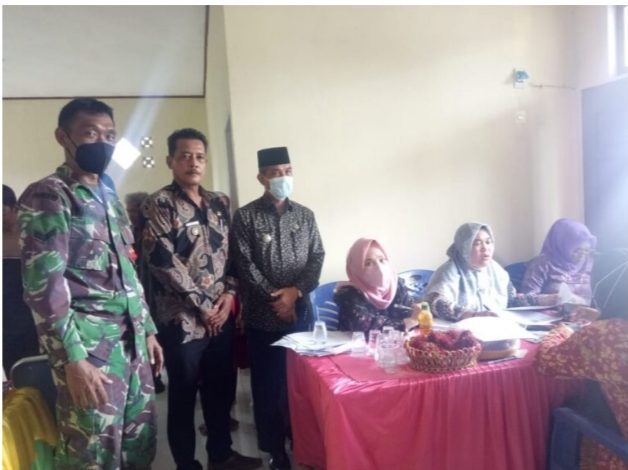Babinsa Ramil Tulangan kawal Vaksinasi Covid-19 di Desa Rumbai Baru.