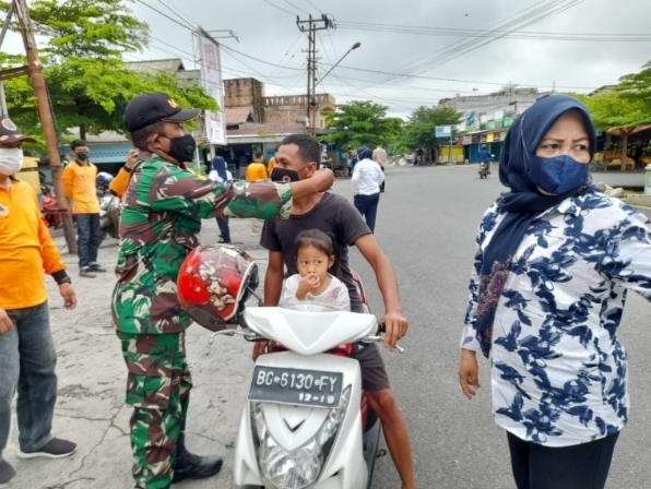 Babinsa Koramil 403-02/Peninjauan Melaksanakan Patroli PPKM Mikro Dan Penegakan Disiplin Prokes